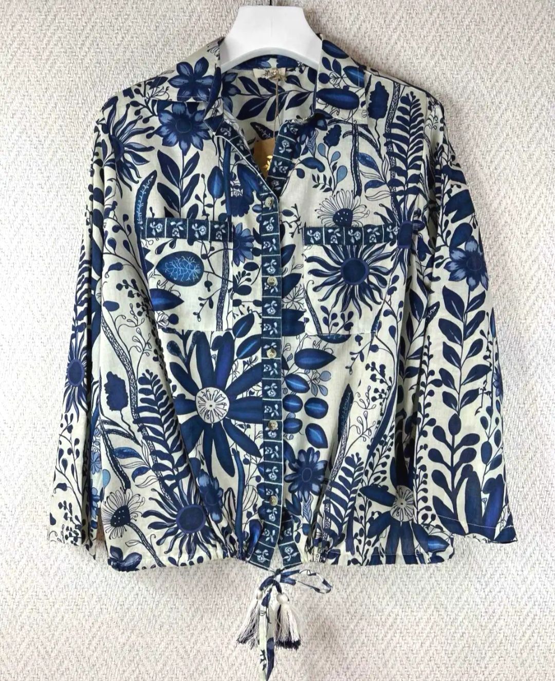 Chemise beige à motifs bleus