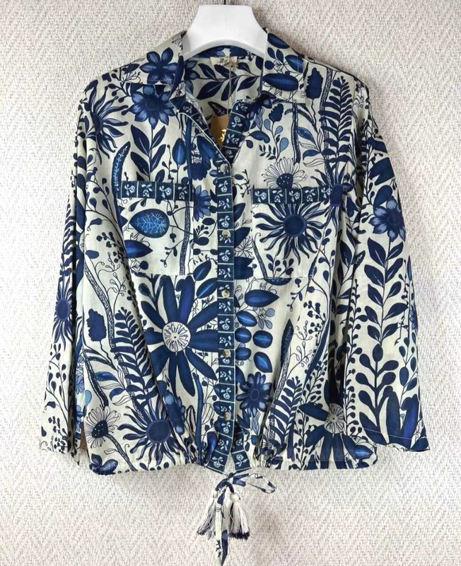 Chemise beige à motifs bleus