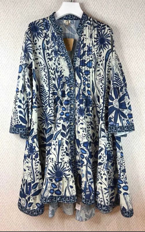 Robe ou tunique beige avec des motifs bleus