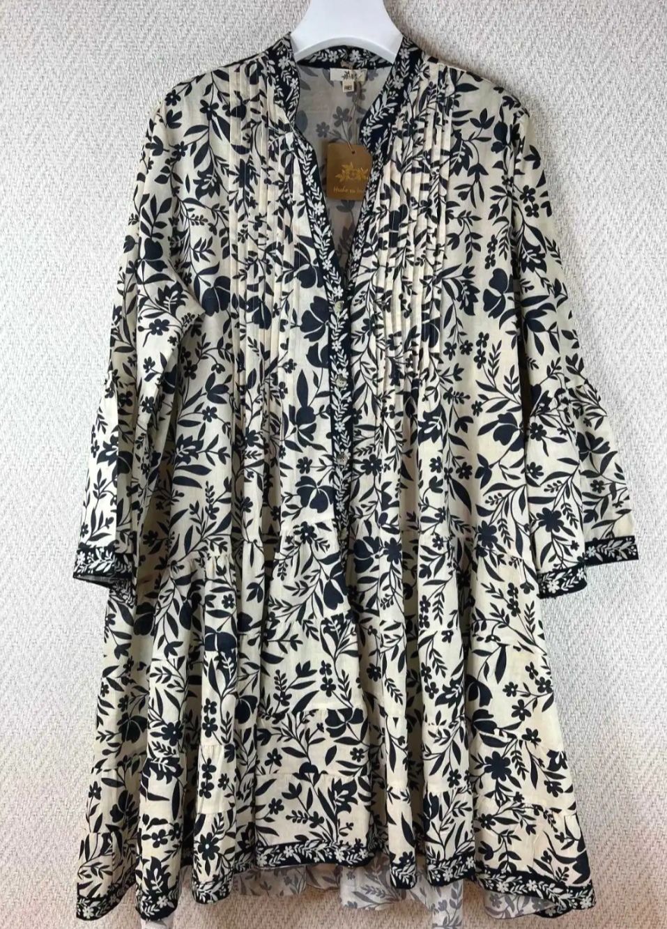 Robe ou tunique beige avec des motifs noirs