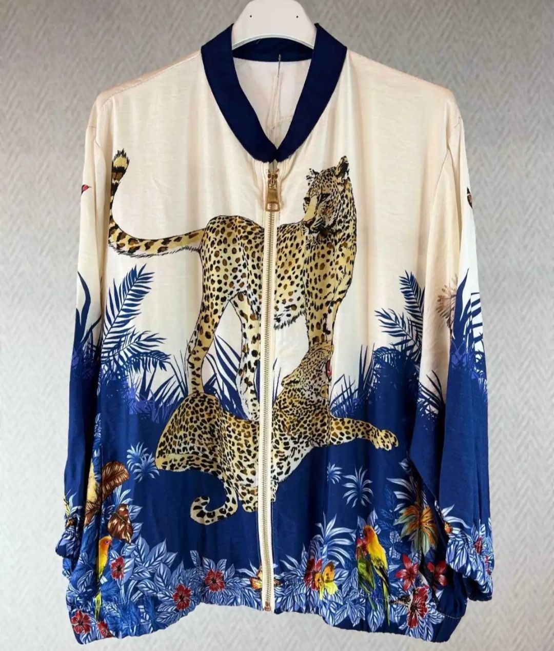 Blouson léger crème à  motifs bleu