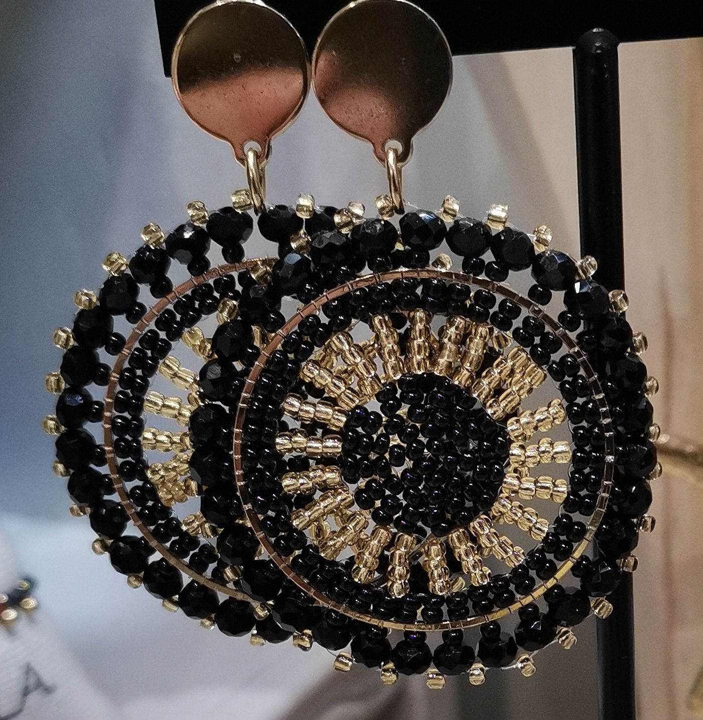 Boucles d&#39;oreilles noire et dorée en acier inoxydable
