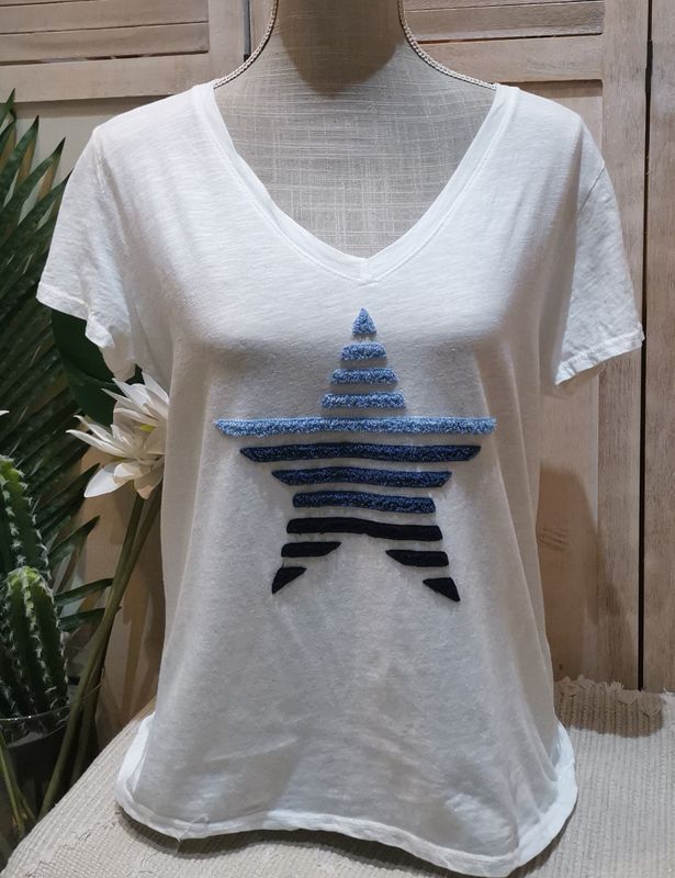 T-shirt blanc avec son étoile bleue