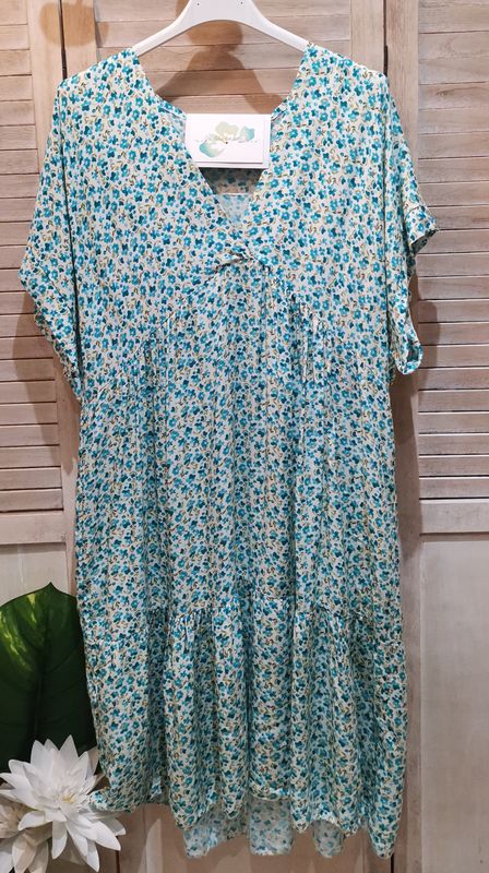 Robe légère et fluide avec des petites turquoise