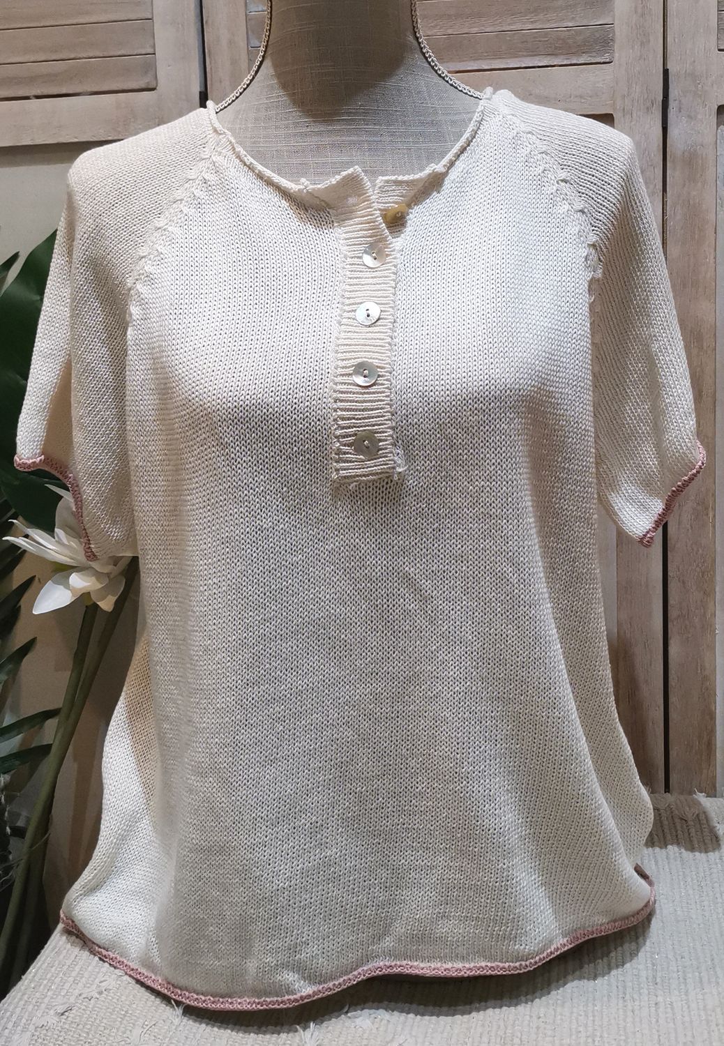 Pull crème avec son liseret rose