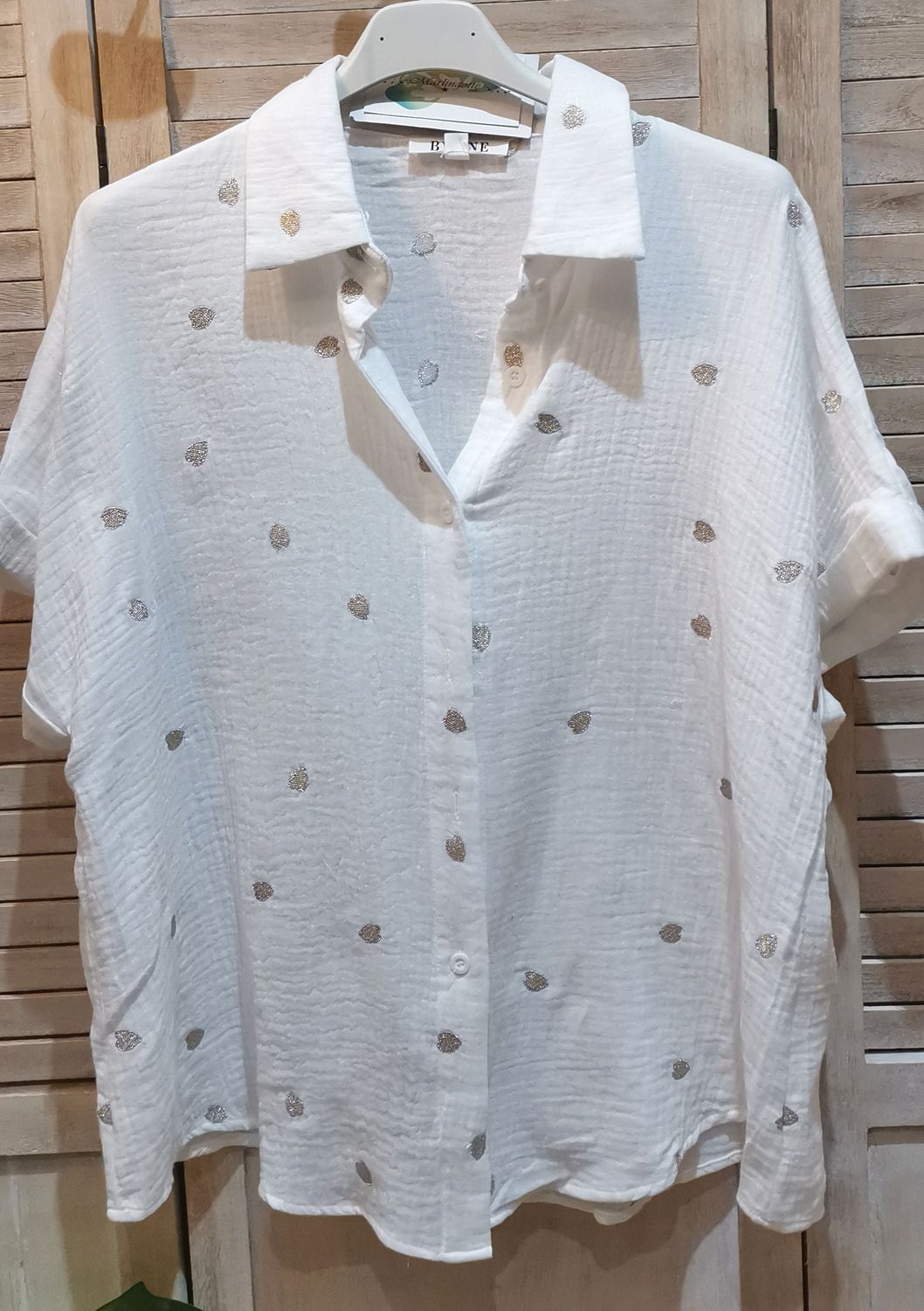Chemise blanche avec ses petits coeurs brodés
