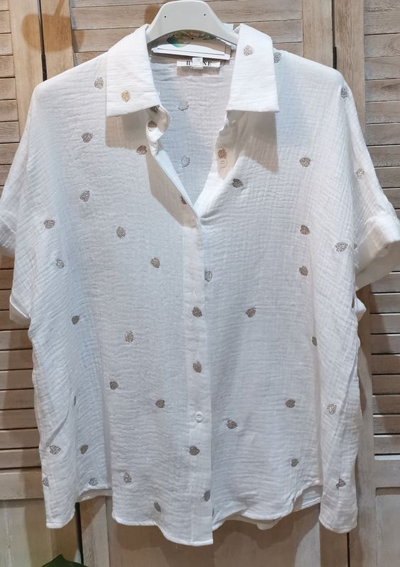 Chemise blanche avec ses petits coeurs brodés