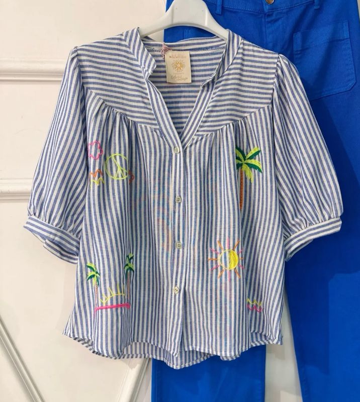 Chemise à rayures avec des broderies
