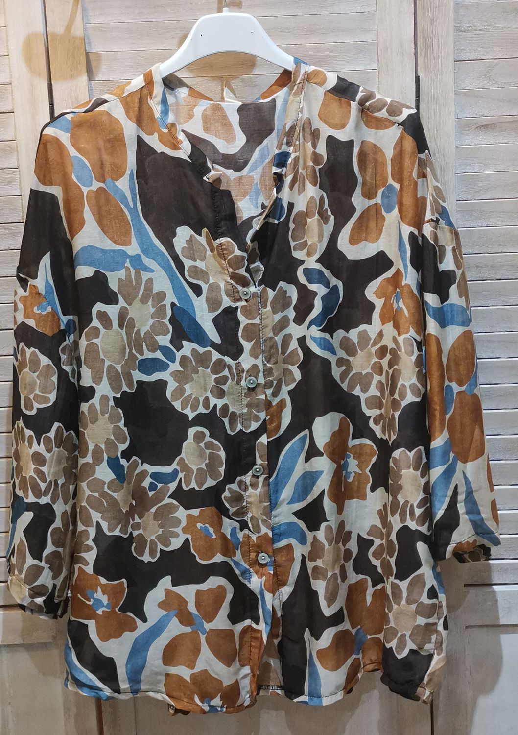 Chemise en voile de coton et soie ,motis floraux