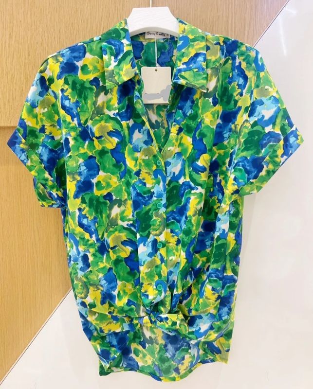 Chemise verte, bleue et jaune