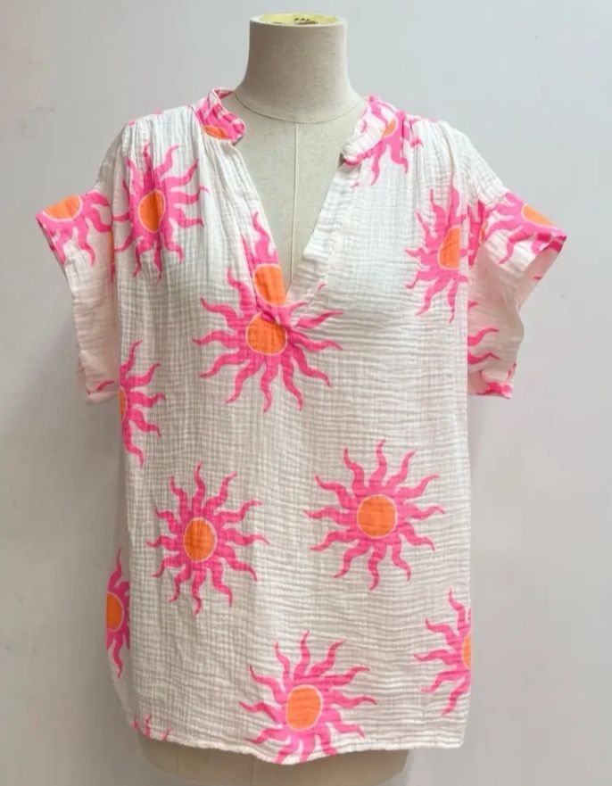 Top blanc avec des soleils orange et rose
