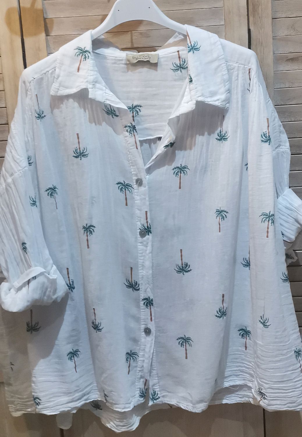 Chemise blanche avec des petits palmiers