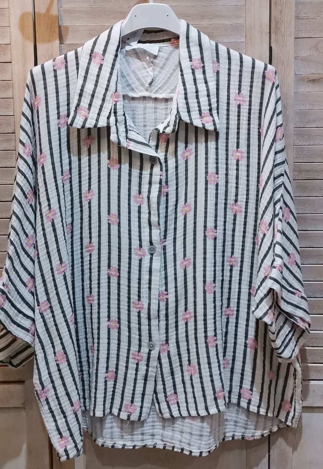 Chemise blanche à rayures kaki et des Marguerites rose