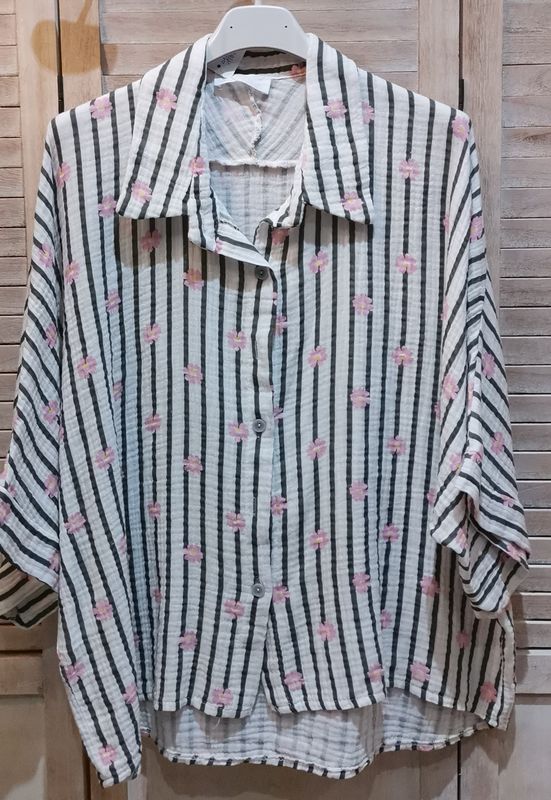 Chemise blanche à rayures kaki et des Marguerites rose