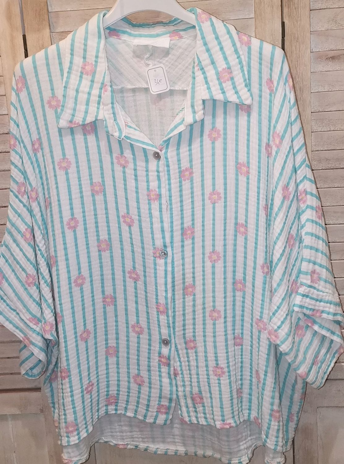 Chemise blanche à rayures bleues et des Marguerites rose