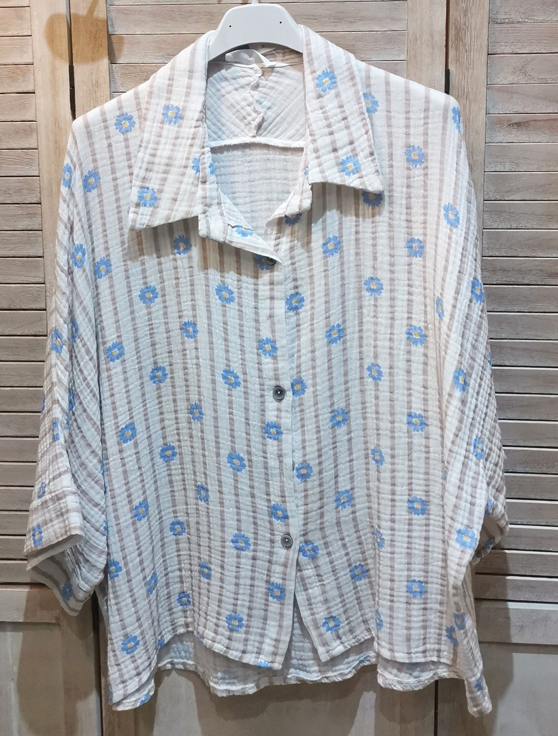 Chemise blanche à rayures camel et des Marguerites rose