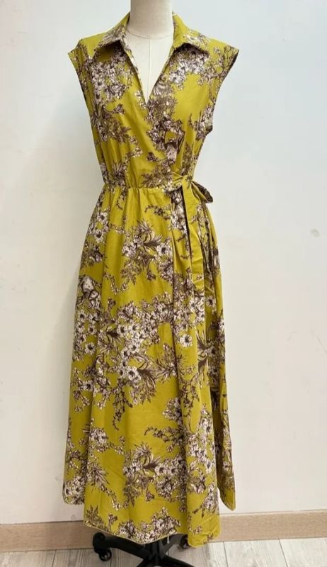 Robe portefeuille , moutarde avec des fleurs
