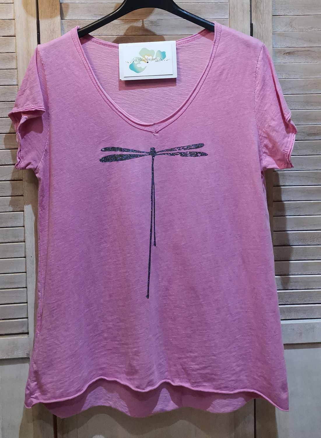 T-shirt rose avec sa libellule argentée