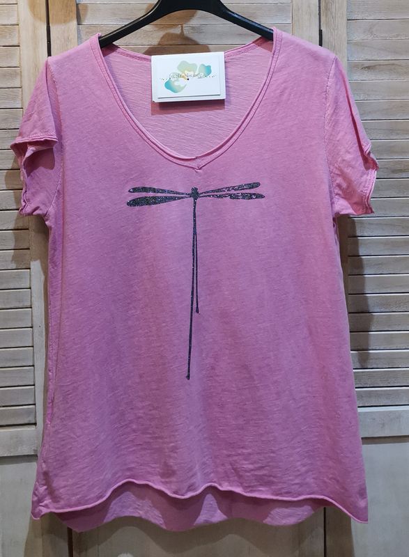 T-shirt rose avec sa libellule argentée