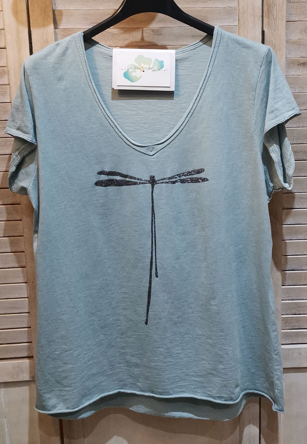 T-shirt celadon avec sa libellule argentée
