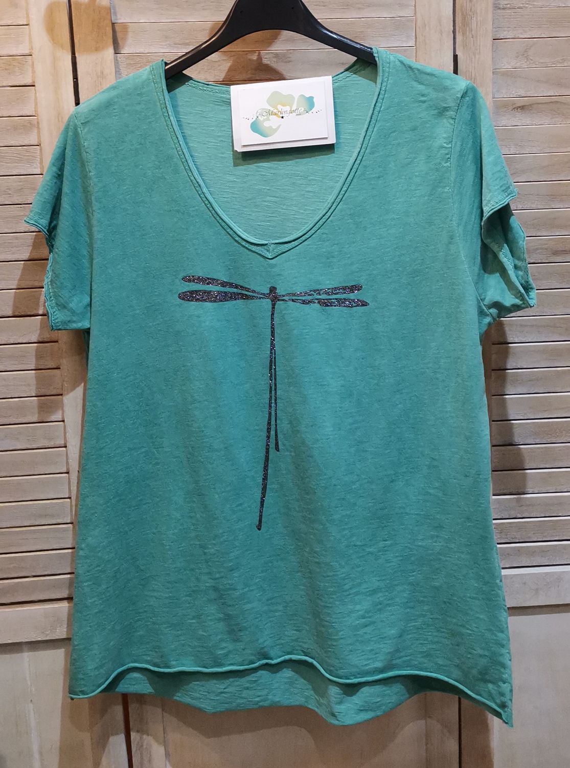 T-shirt turquoise avec sa libellule argentée