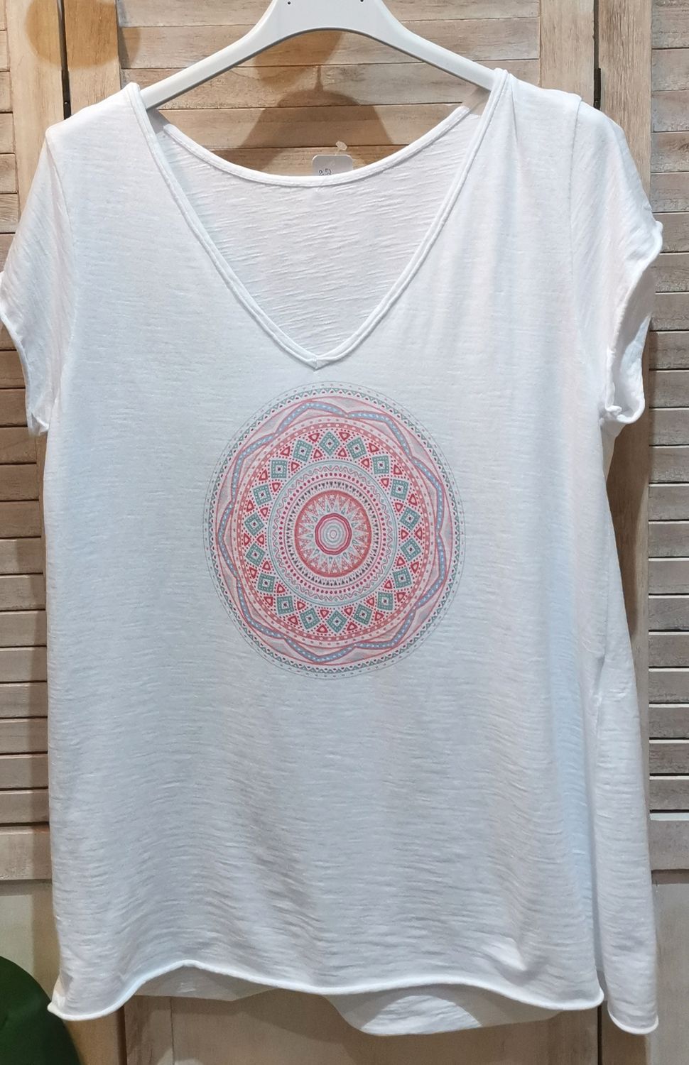 T-shirt blanc avec un motif