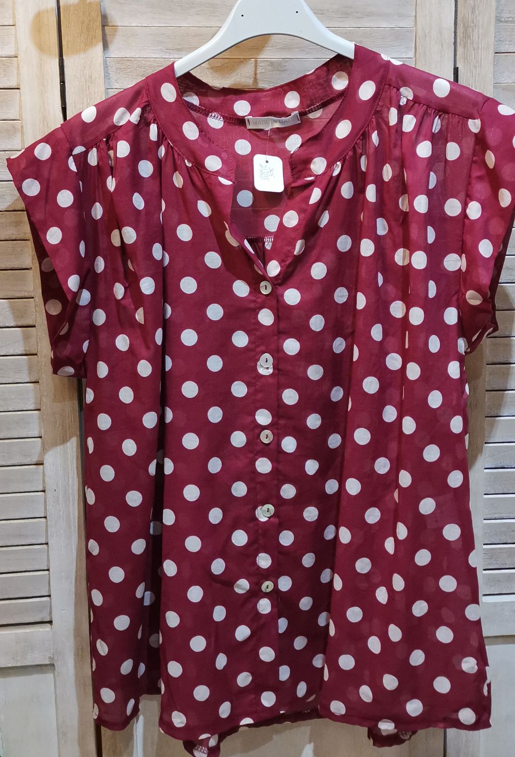Chemise bordeaux à pois blancs