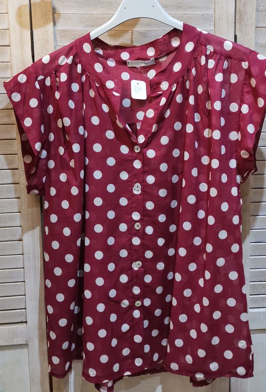 Chemise bordeaux à pois blancs