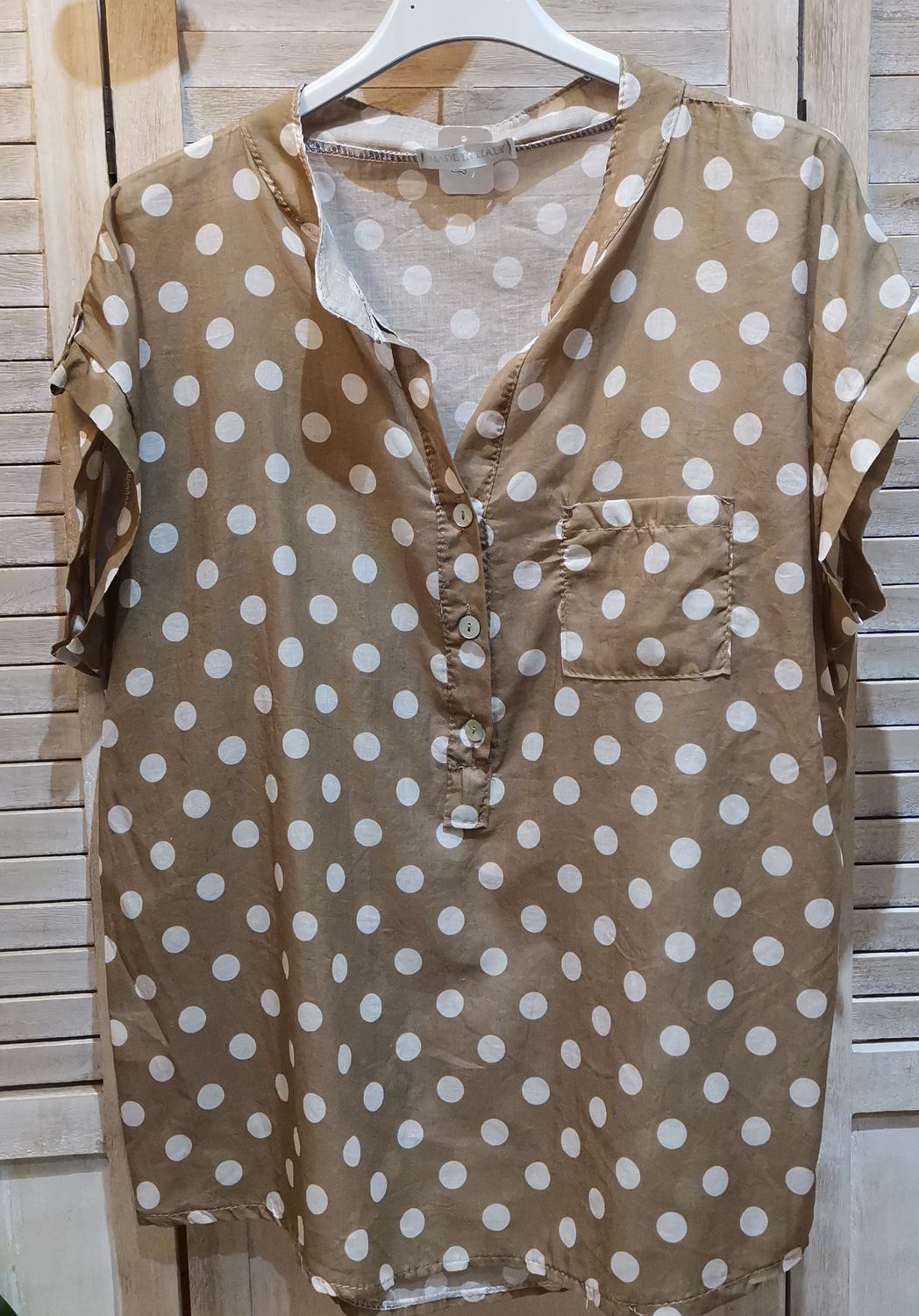 Chemise camel à pois blancs