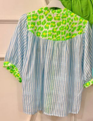 Chemise à rayures bleues et blanche avec son palmier vert