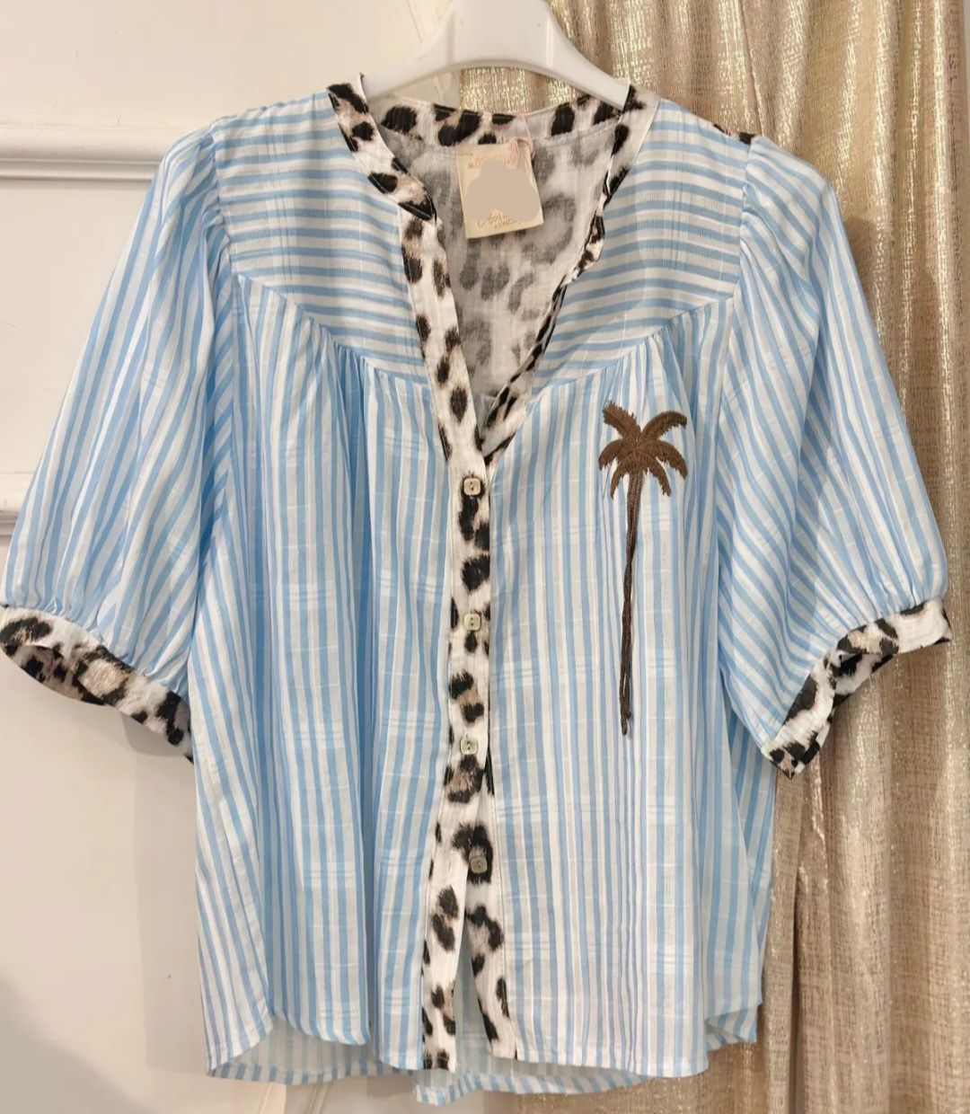 Chemise à rayures bleues et blanche avec son palmier chocolat