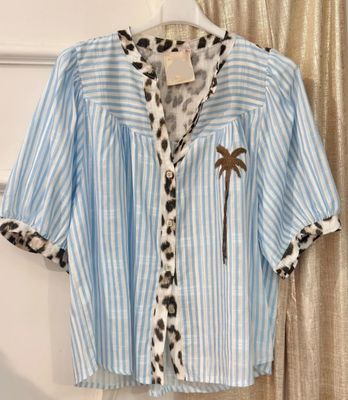 Chemise à rayures bleues et blanche avec son palmier chocolat