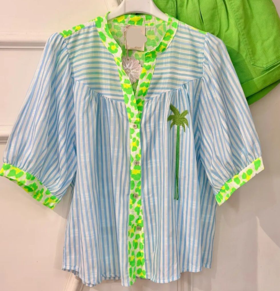 Chemise à rayures bleues et blanche avec son palmier vert