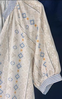 Chemise beige à motifs bleus et moutarde
