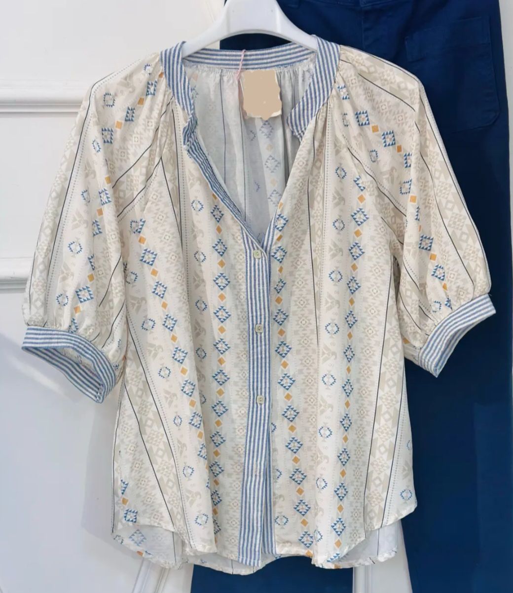 Chemise beige à motifs bleus et moutarde