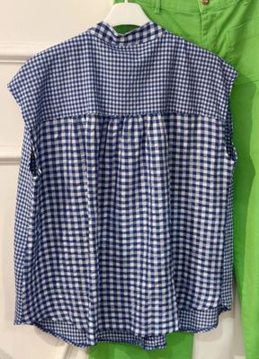 Chemise vichy bleue et blanche avec ses jolies broderies vertes