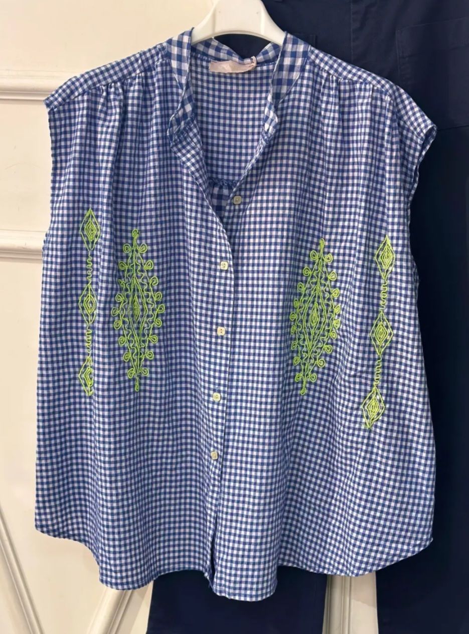Chemise vichy bleue et blanche avec ses jolies broderies vertes