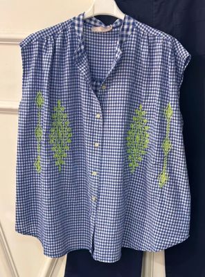 Chemise vichy bleue et blanche avec ses jolies broderies vertes