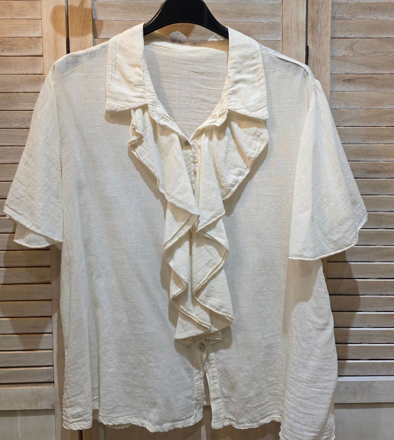 Chemise crème avec ses jolis volants