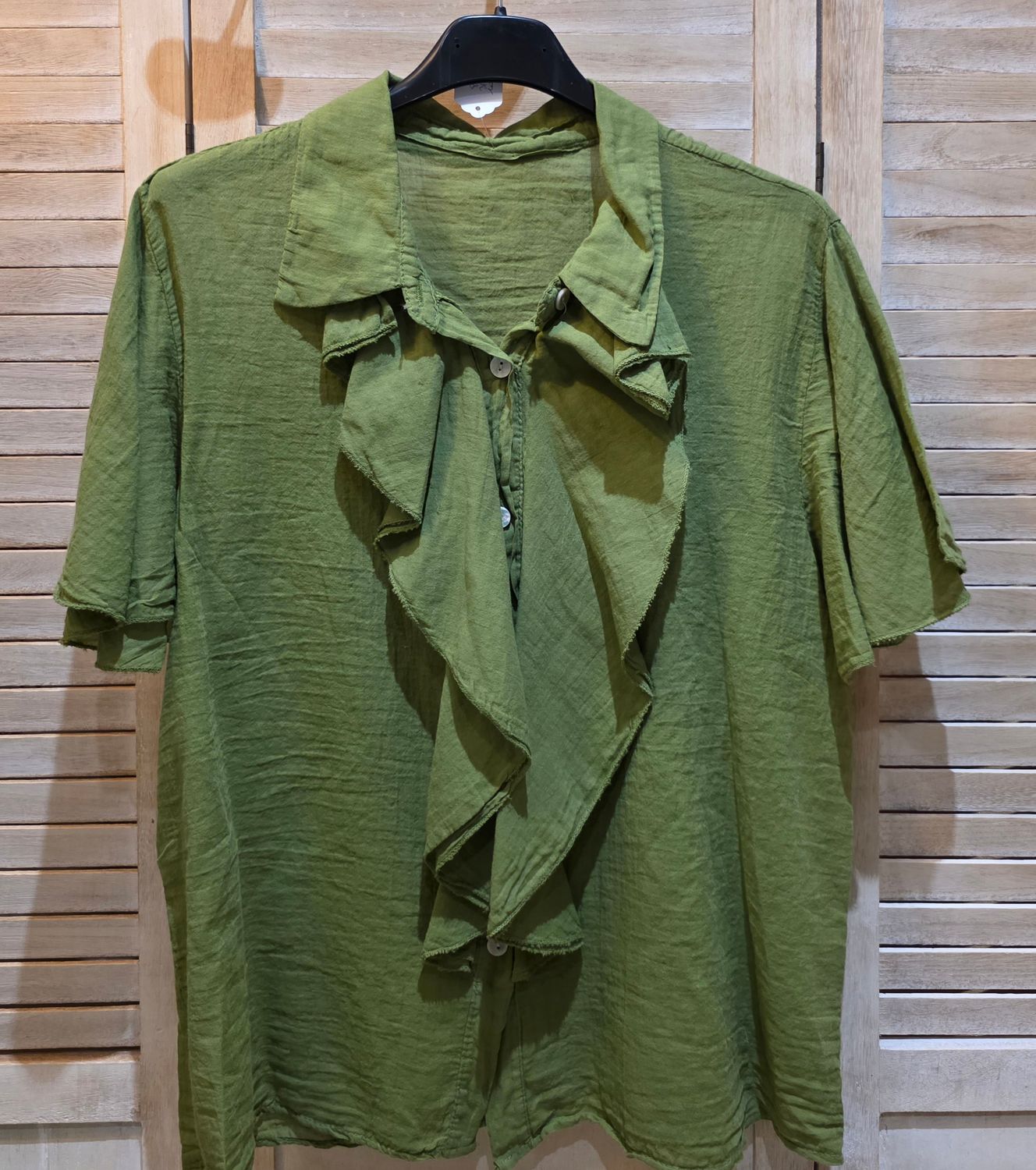 Chemise vert avec ses jolis volants