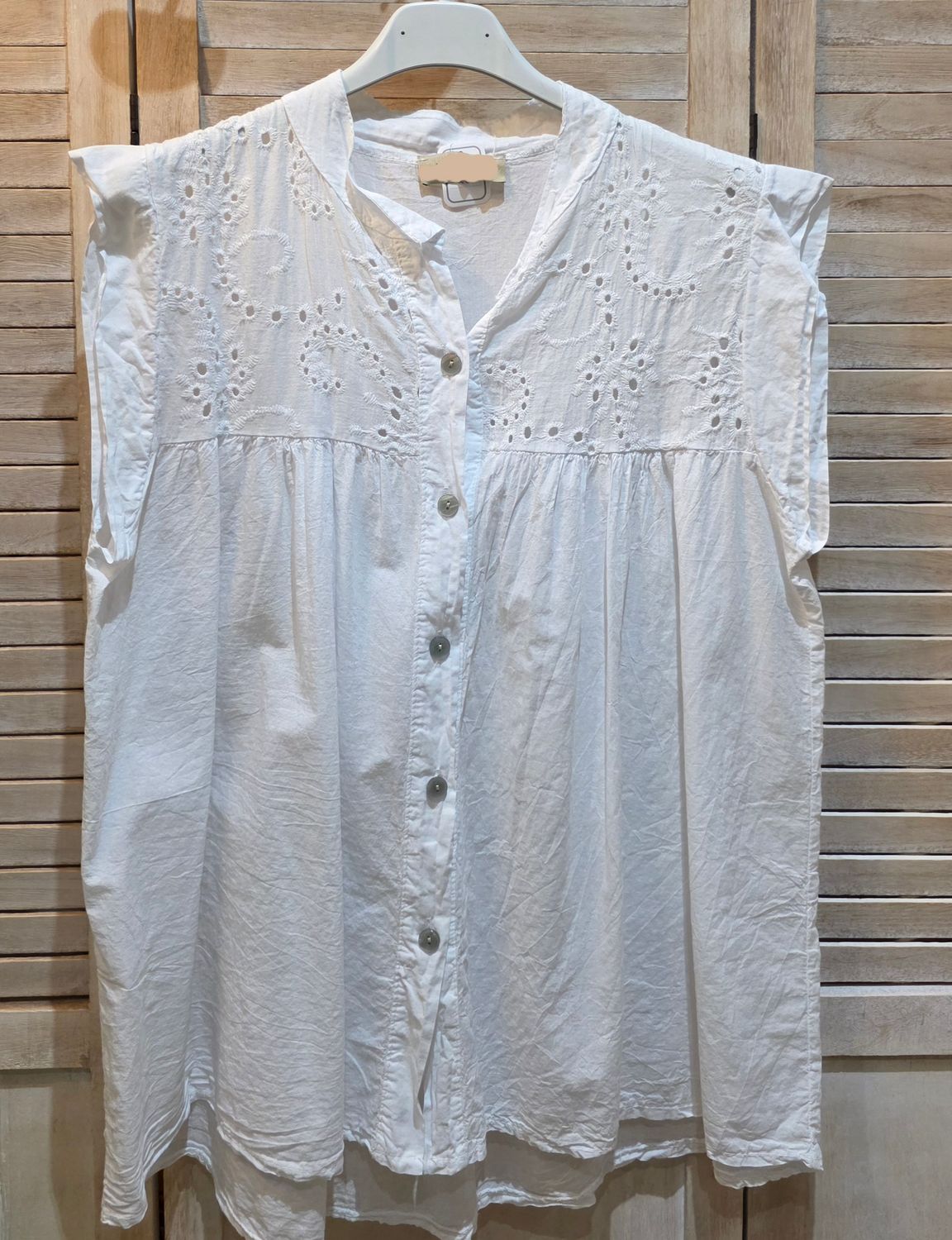 Chemise blanche avec sa broderie anglaise