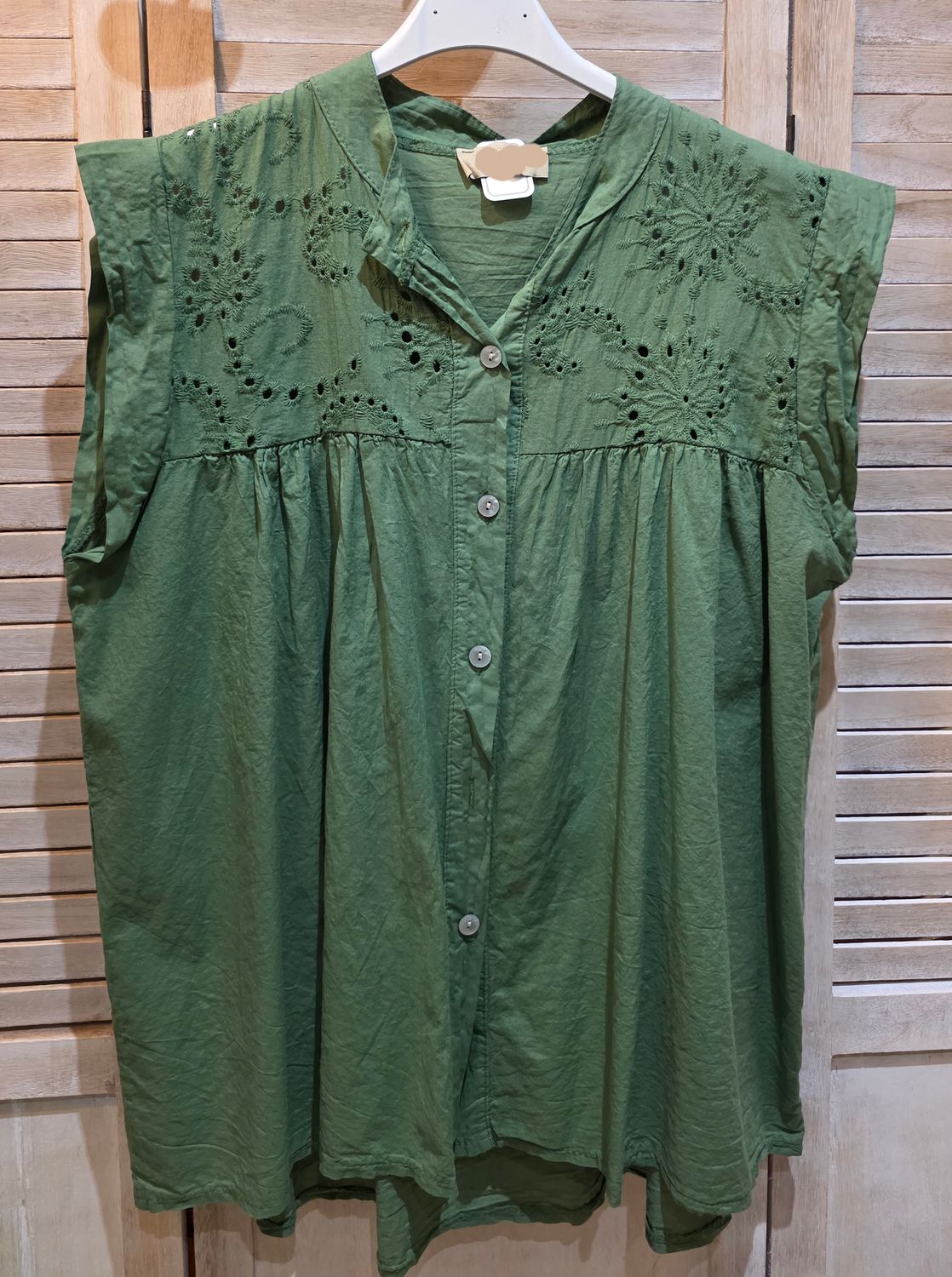 Chemise verte avec sa broderie anglaise