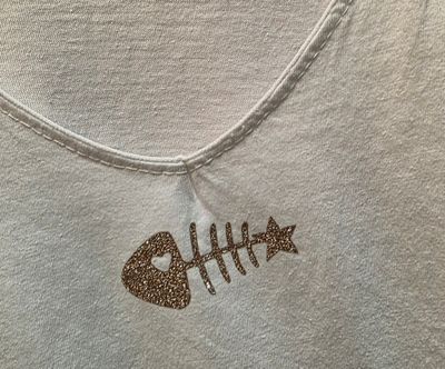 T-shirt  blanc avec son petit poissn doré pailleté