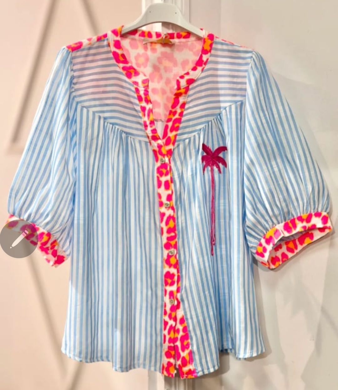 Chemise à rayures bleues et blanche avec son palmier fuschia