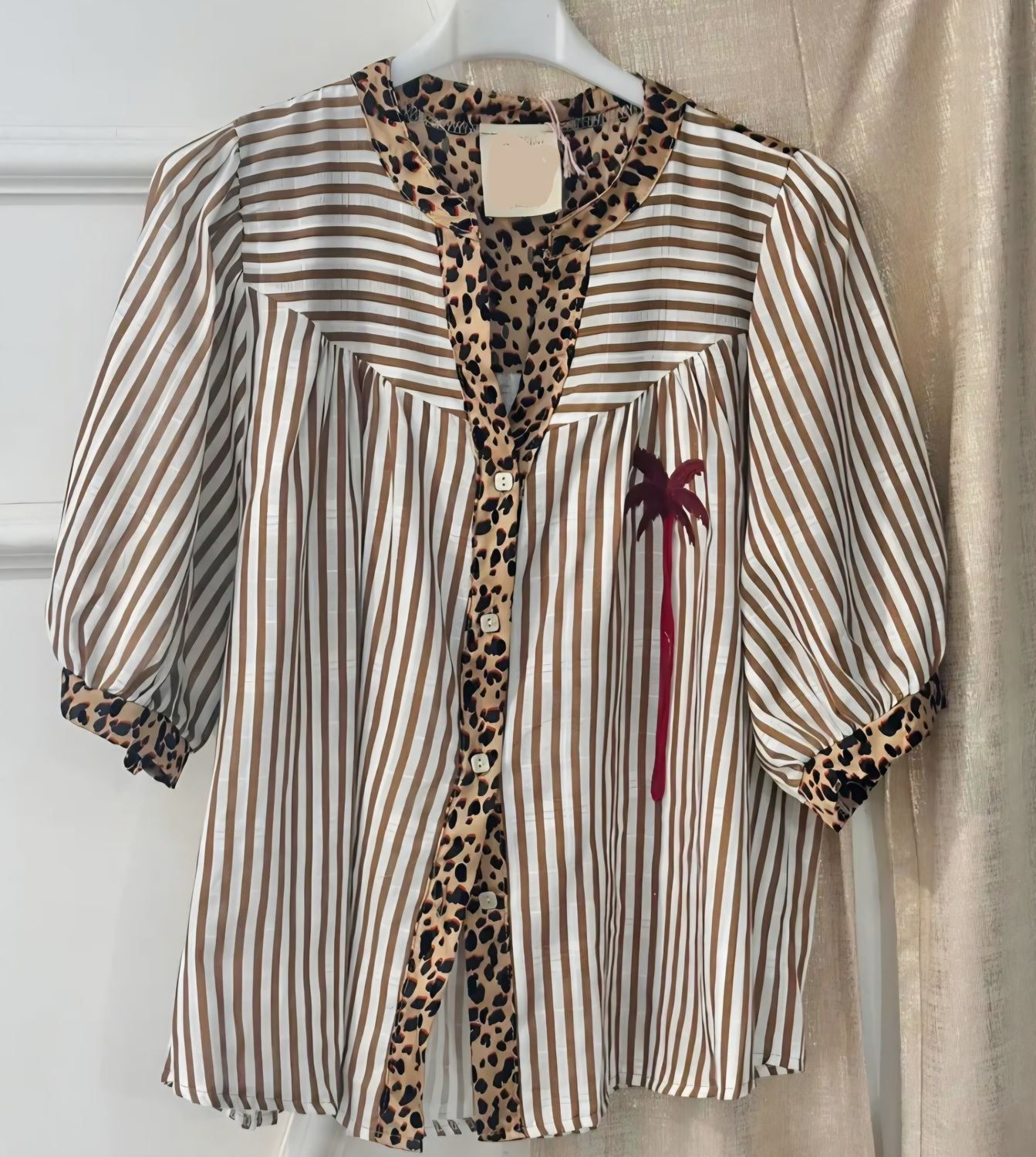 Chemise à rayures camel et blanche avec son palmier