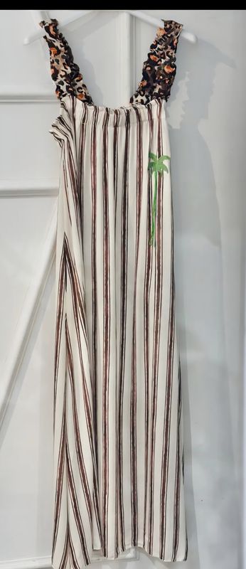 Robe à rayures camel et beige avec son palmier vert