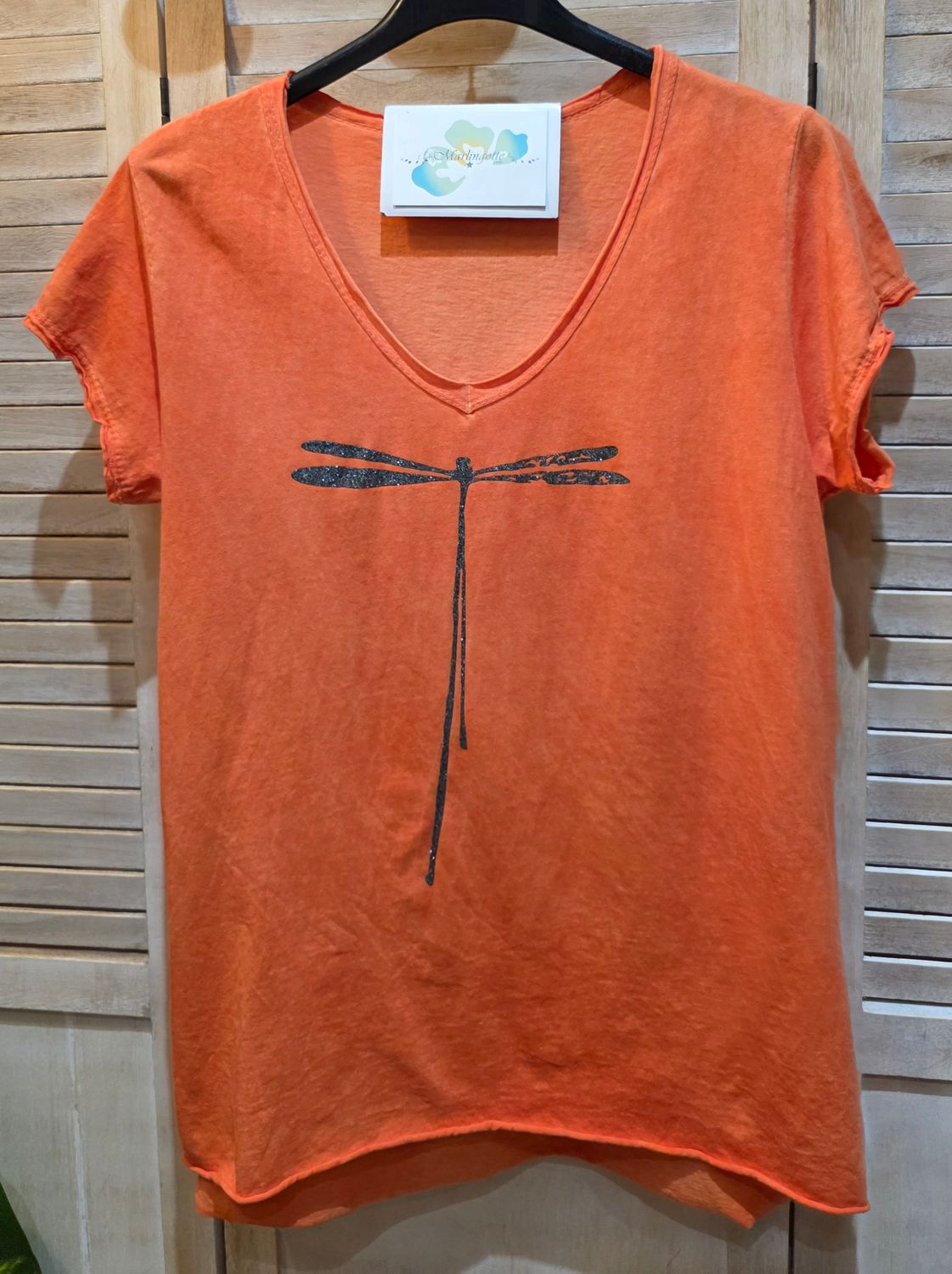 T-shirt orange avec sa libellule grise argentée
