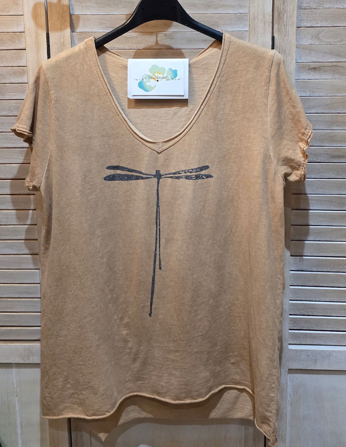 T-shirt camel avec sa libellule grise argentée
