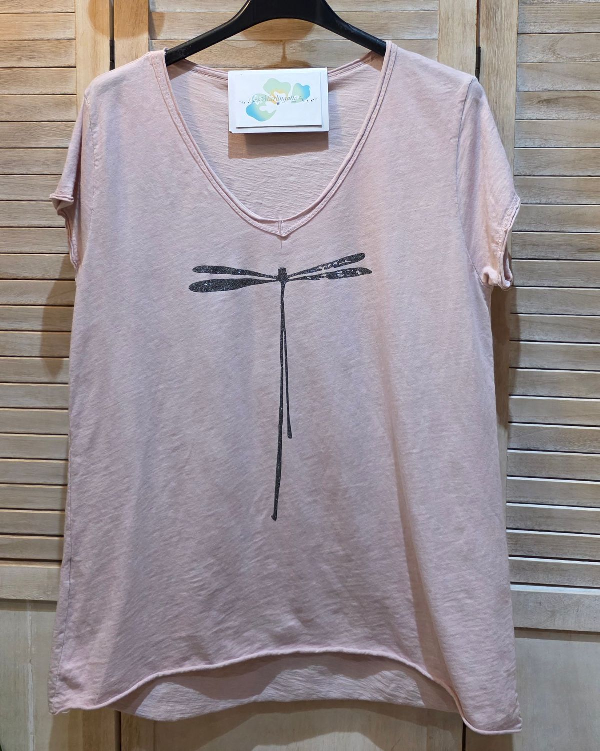 T-shirt rose poudré avec sa libellule grise argentée