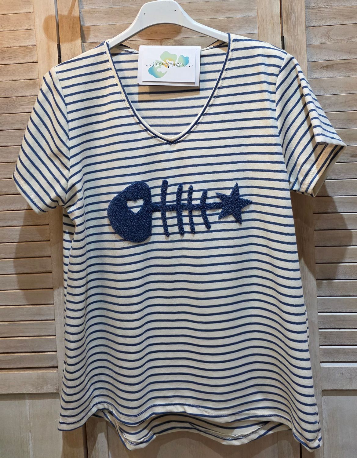 T-shirt à rayures bleues avec son poisson en bouclette
